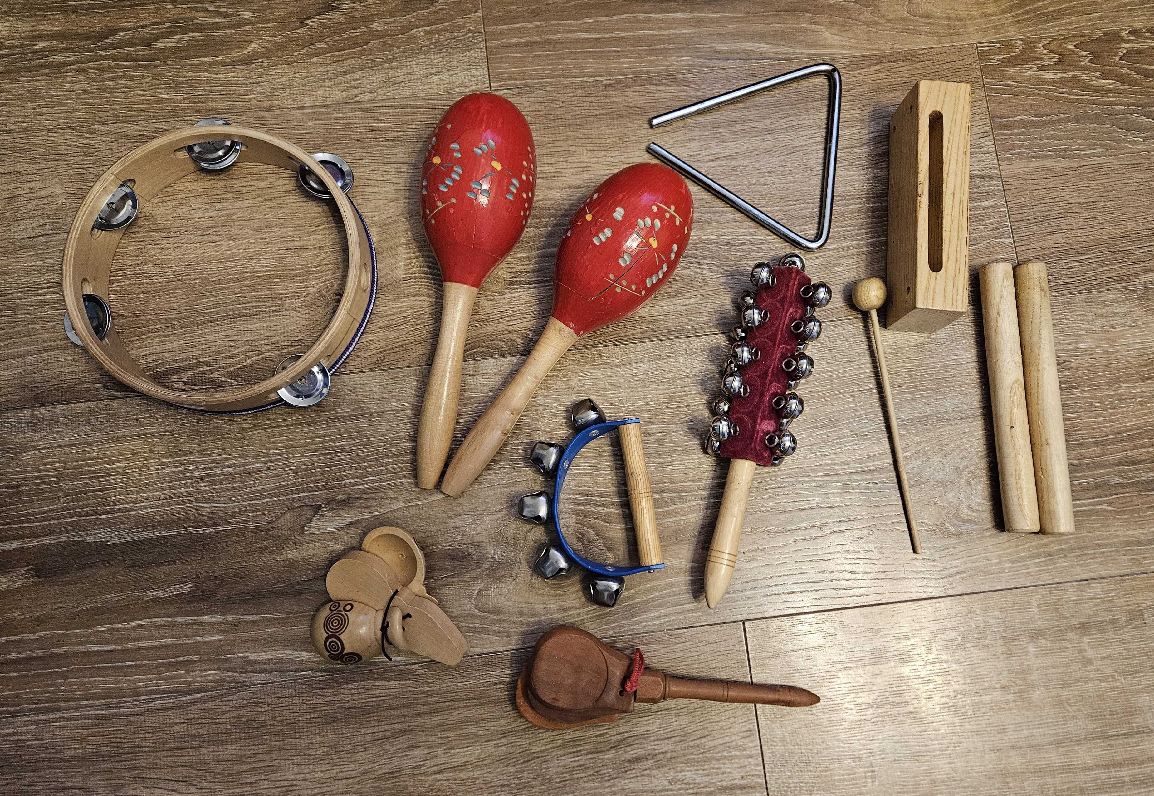 zestaw instrumentów muzycznych: kastaniety, grzechotka, marakasy