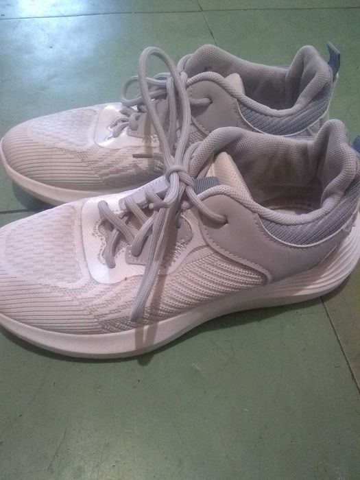 Продам женские очень хорошие кроссовки фирменние