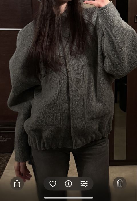 Теплий жіночий бомбер сірого кольору оверсайз