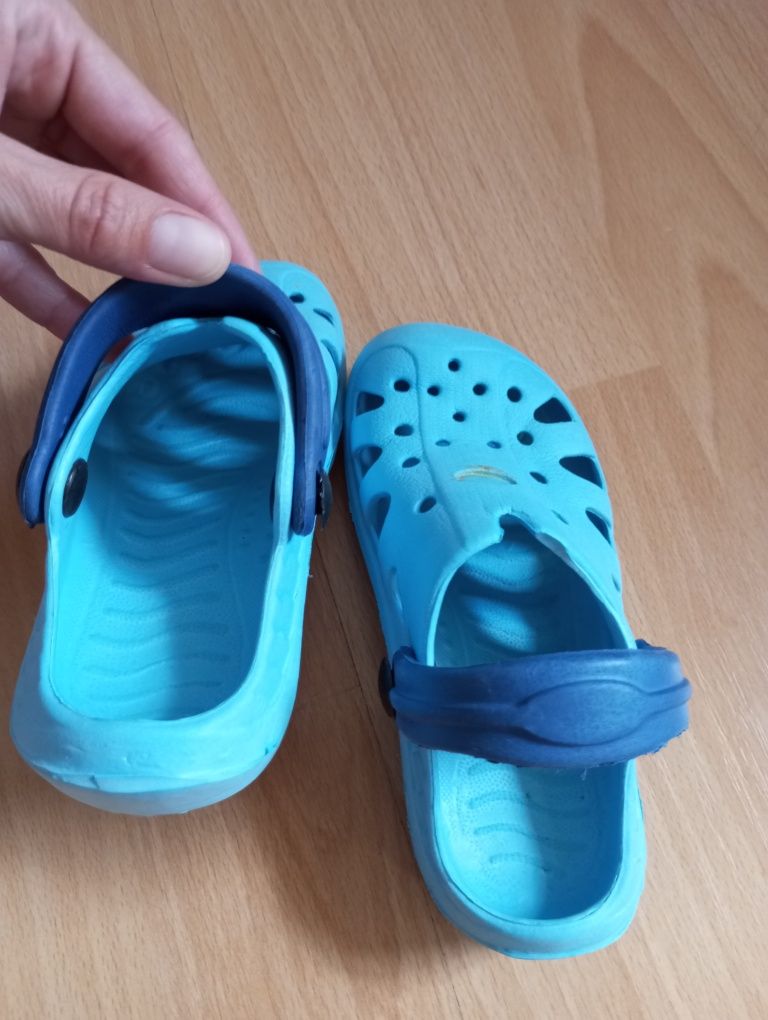 Niebieskie gumowe klapki rozmiar 25