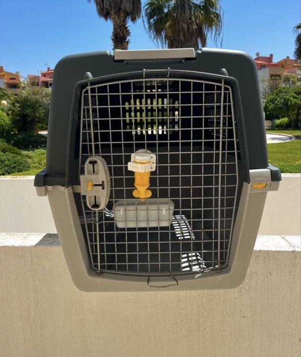 Caixa transportadora para cão.