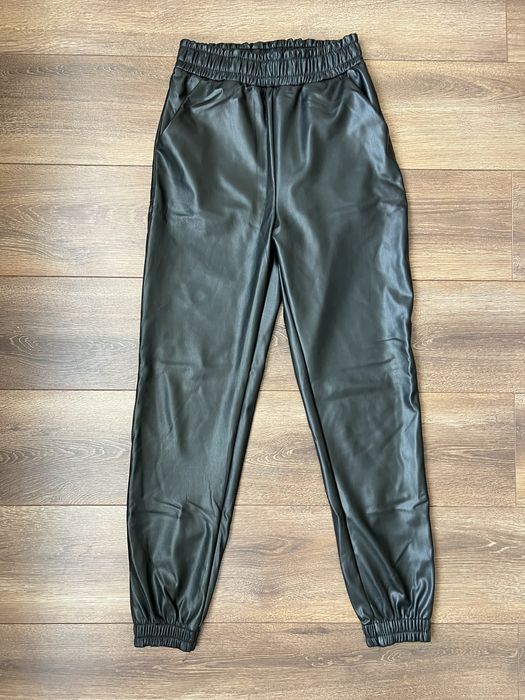 Джогери жіночі з еко-шкіри на флісі