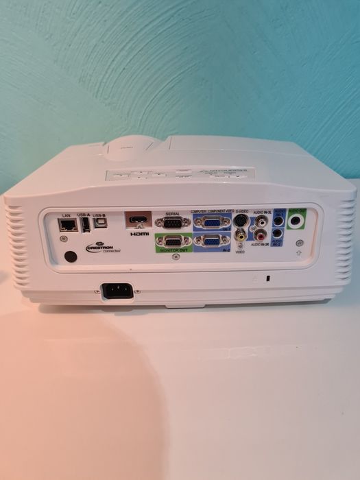 Projektor - Mitsubishi UD740U - Full HD, 3D