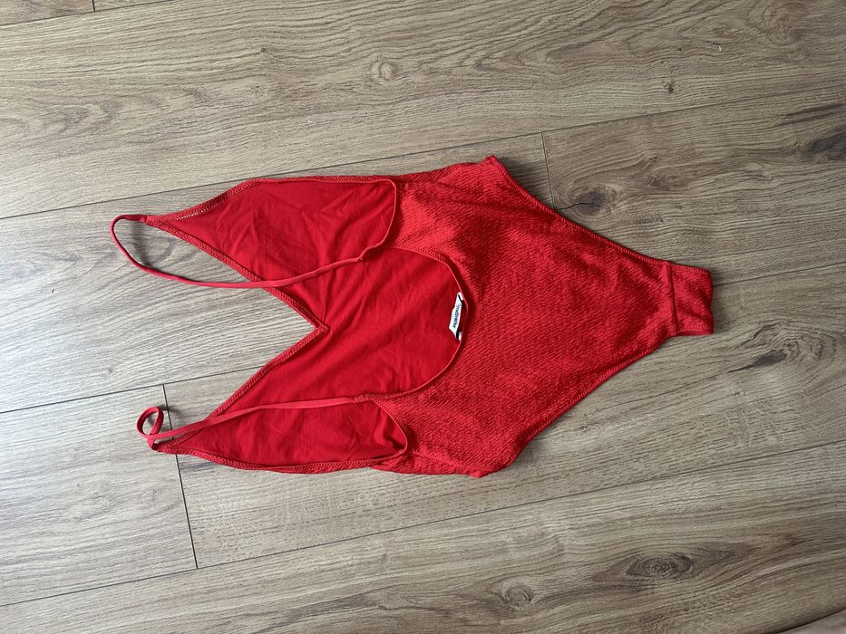 Червоний суцільний купальник