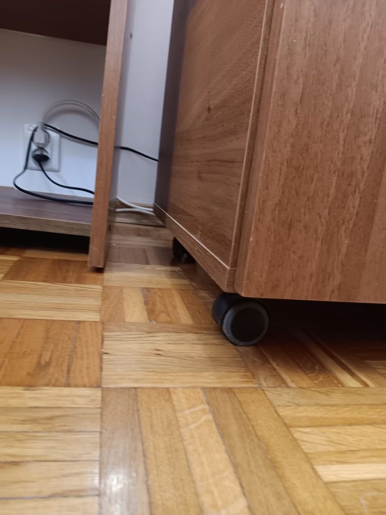 Biurko narożnikowe z szafka i krzesło