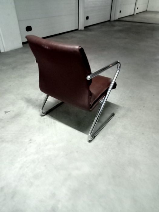 Cadeirão em napa e cromado