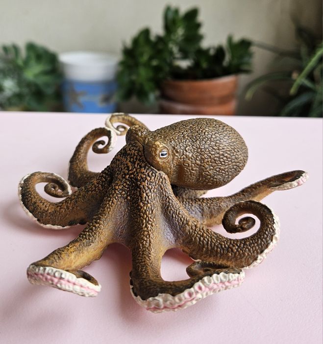 Колекційні фігурки, різних відомих фірм.