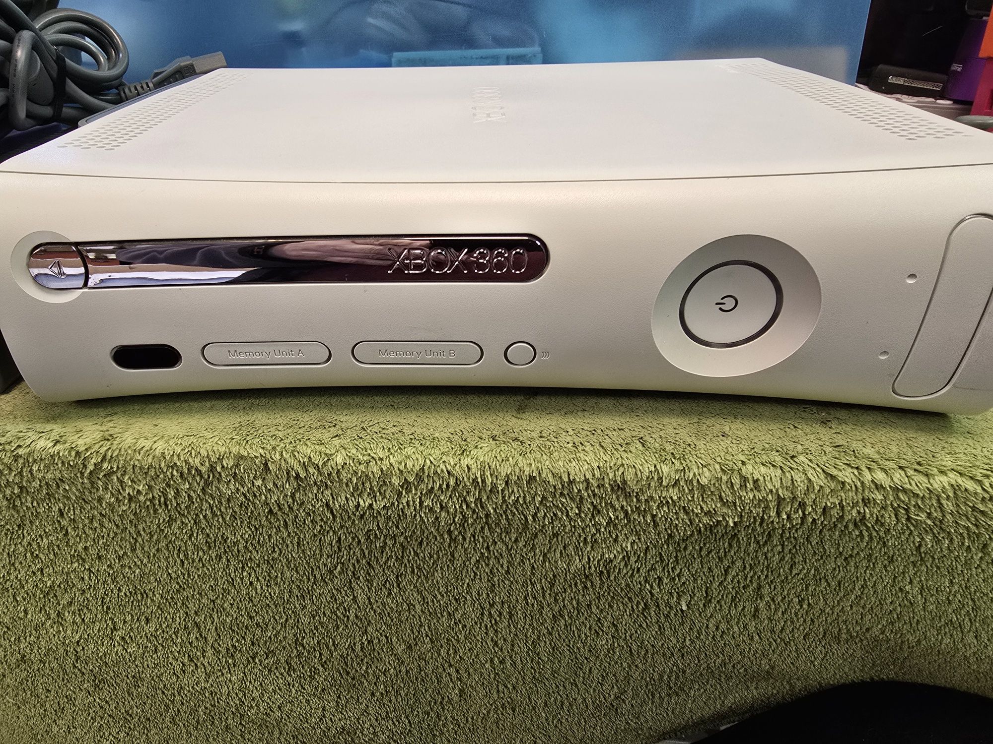 XBOX 360 konsola + 2 pady.