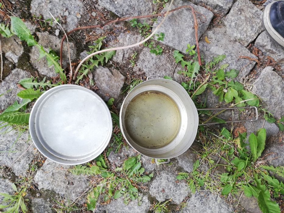 Menażka turystyczna, menażka z uchwytami i pokrywką z sygnaturą