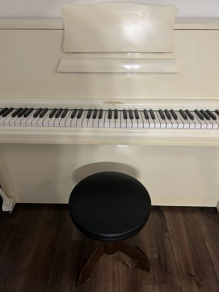 Biale/ kremowe pianino marki Hellstrom