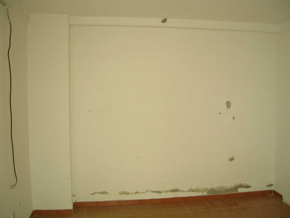 Moradia T3 + terreno com várias habitações no seu interior