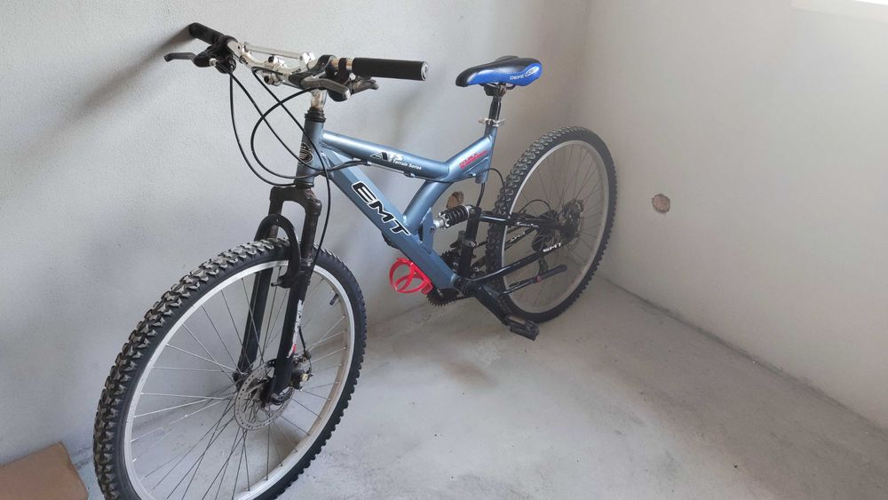 Bicicleta EMT Dupla suspensão