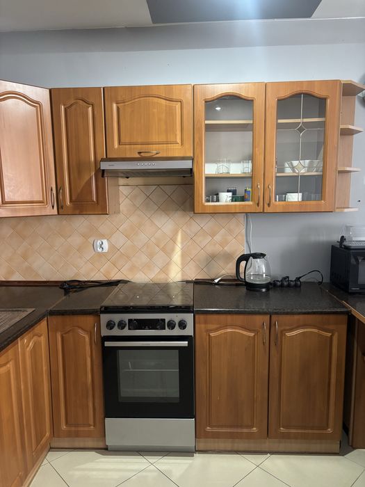 Zabudowa kuchenna brązowa drewniana 240x180 + blat 164 cm – bez AGD