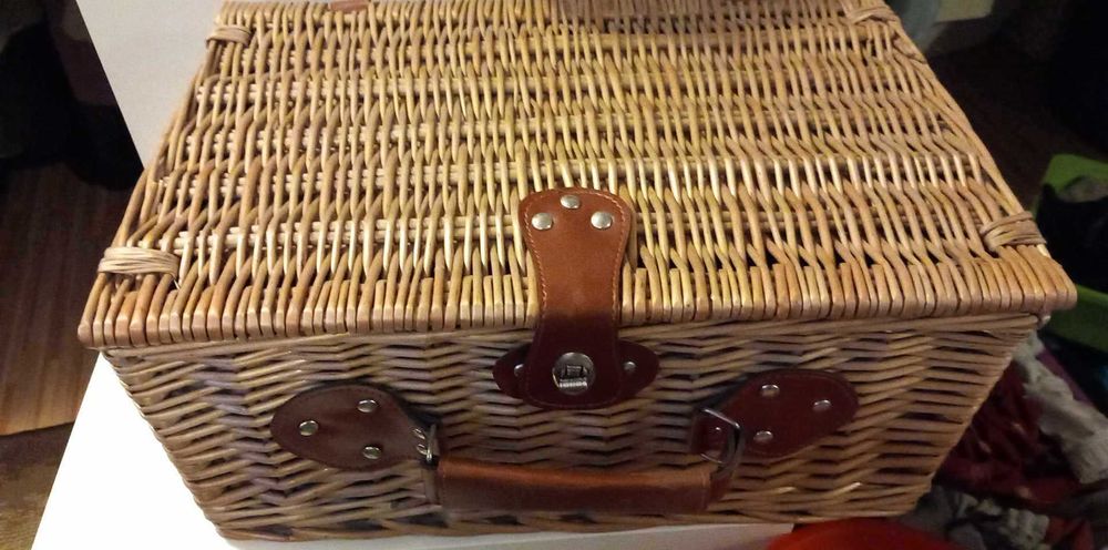 Śliczny kosz piknikowy