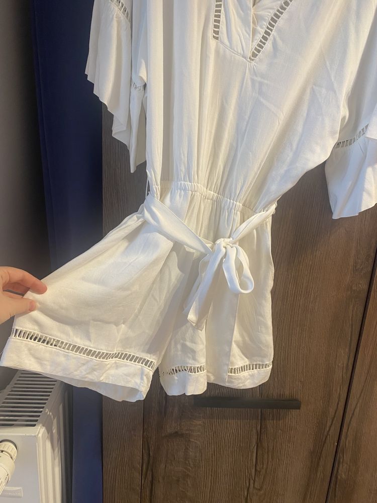 biały kombinezon boho letni krótki h&m ecru z paskiem plazowy sukienka