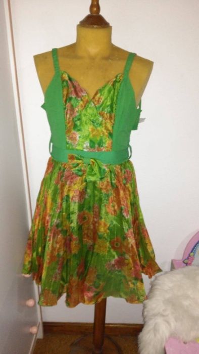 Vestido de cerimónia, com casaco, muito bonito e elegante