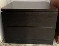 Mesa de cabeceira em madeira de mogno com velatura preta