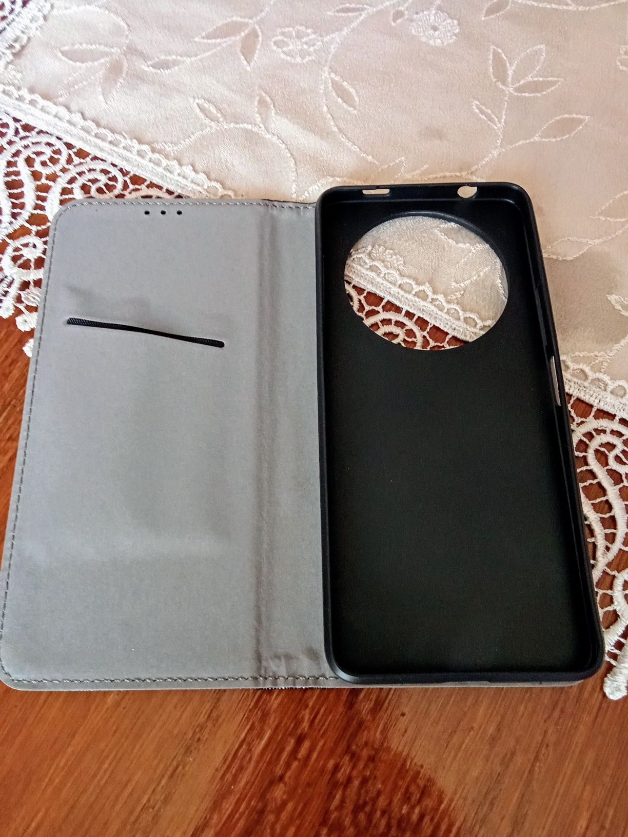 Sprzedam etui z klapką do Xiaomi Redmi A3.