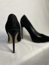 Шикарні чорні туфлі