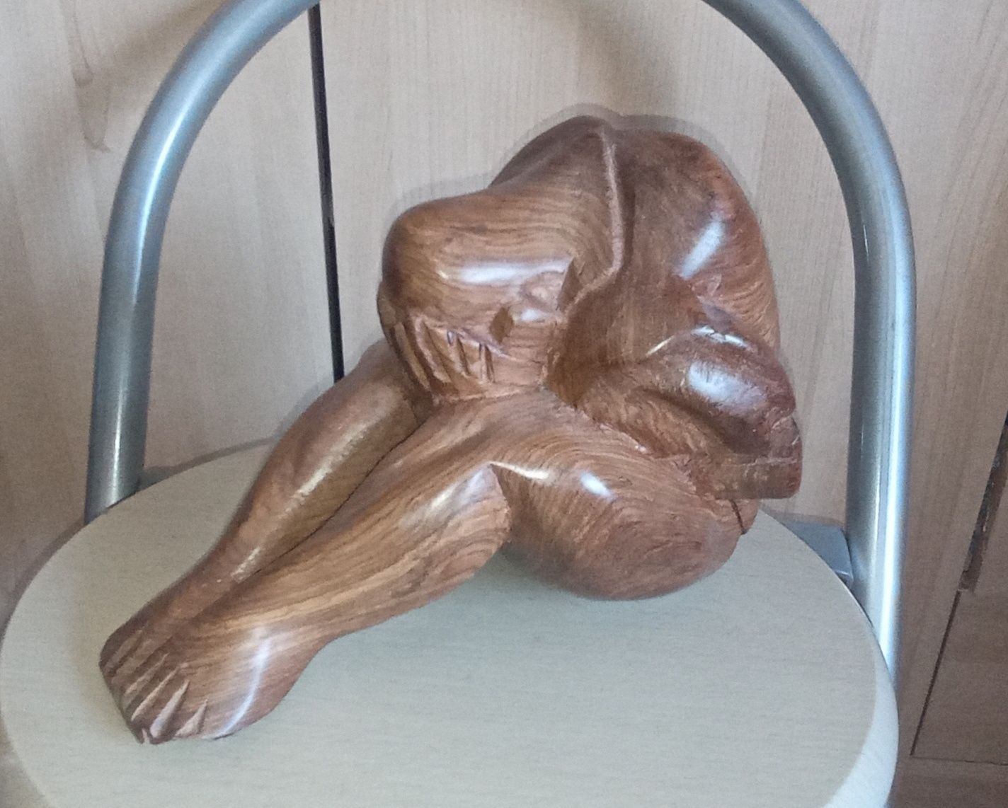 Escultura "pensador " em madeira maciça.