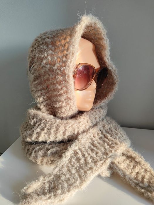 Długi welniany szalik z kapturem Alpaka Boucle. Handmade.