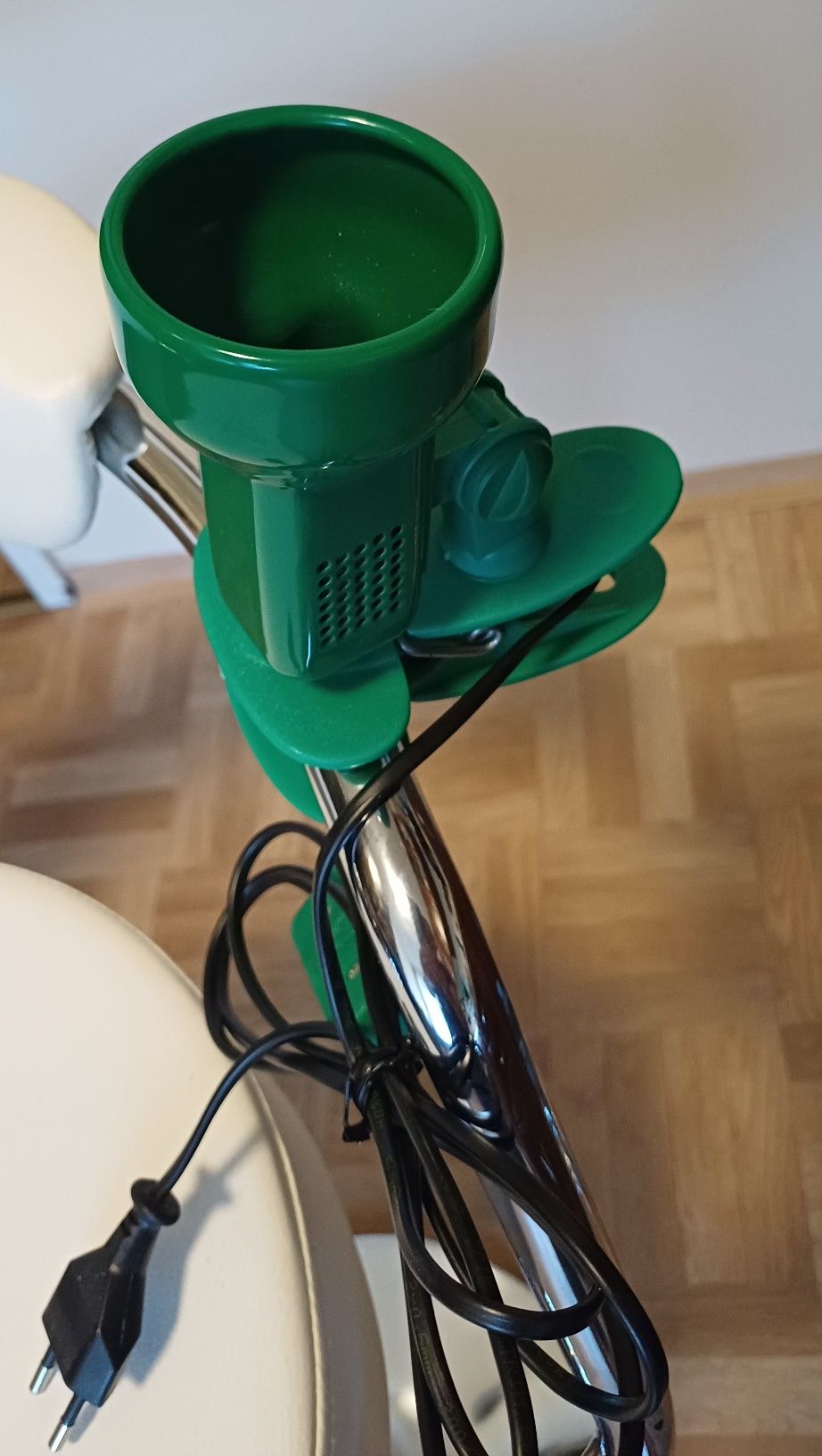 Lampka biurkowa  na spinacz  z przełącznikiem zielona