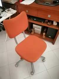 Cadeira juvenil com rodas cor laranja
