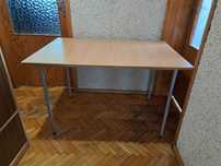 stół na metalowych nogach