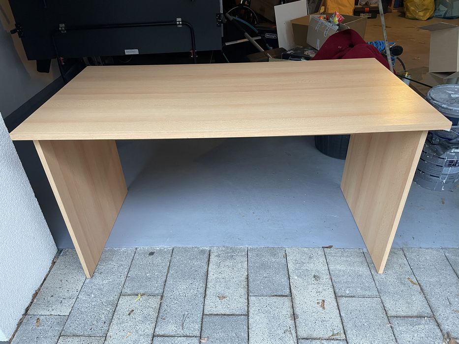 Biurko z dwiema szafkami na dokumenty