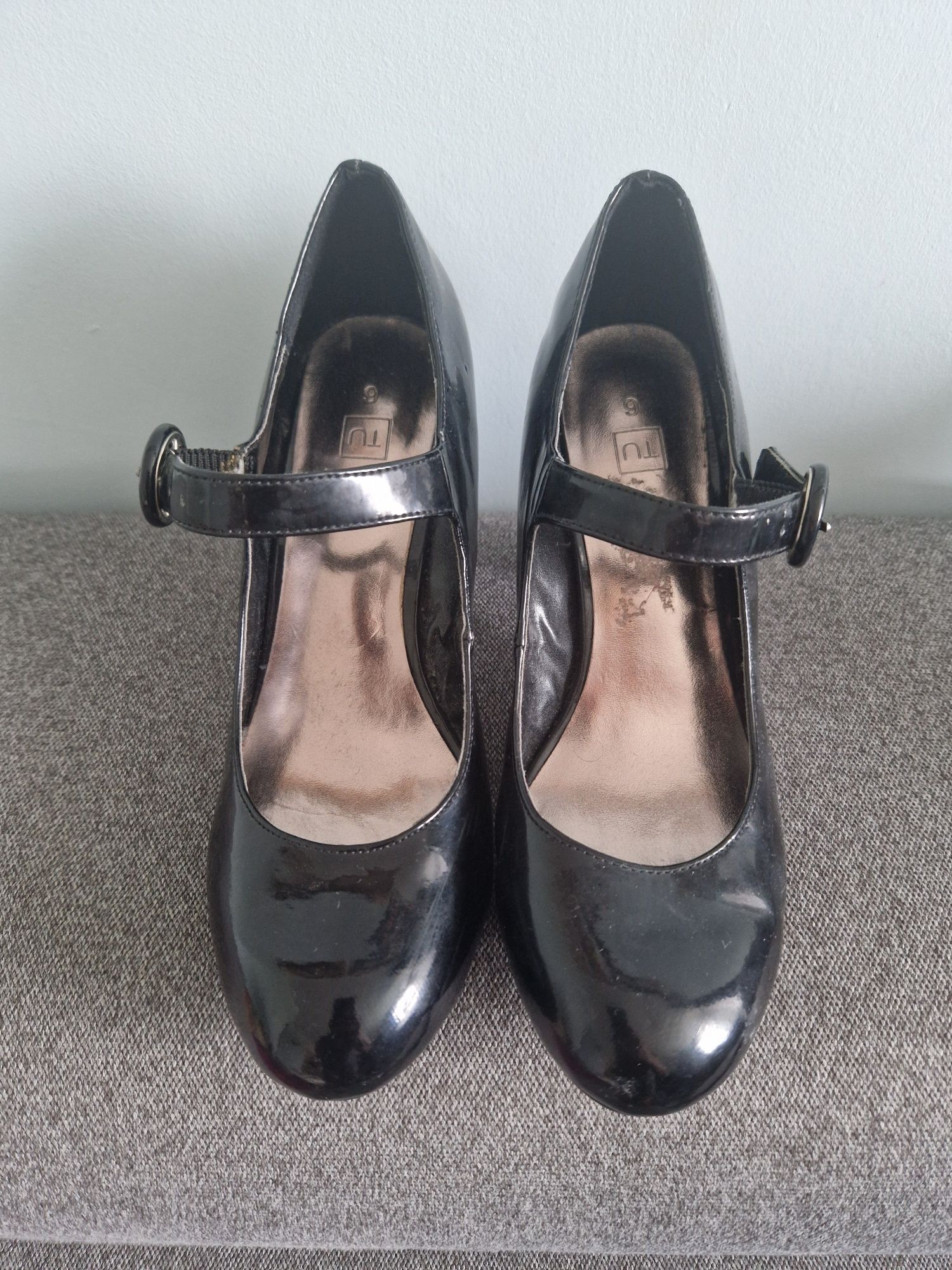 Buty lakierki na obcasie