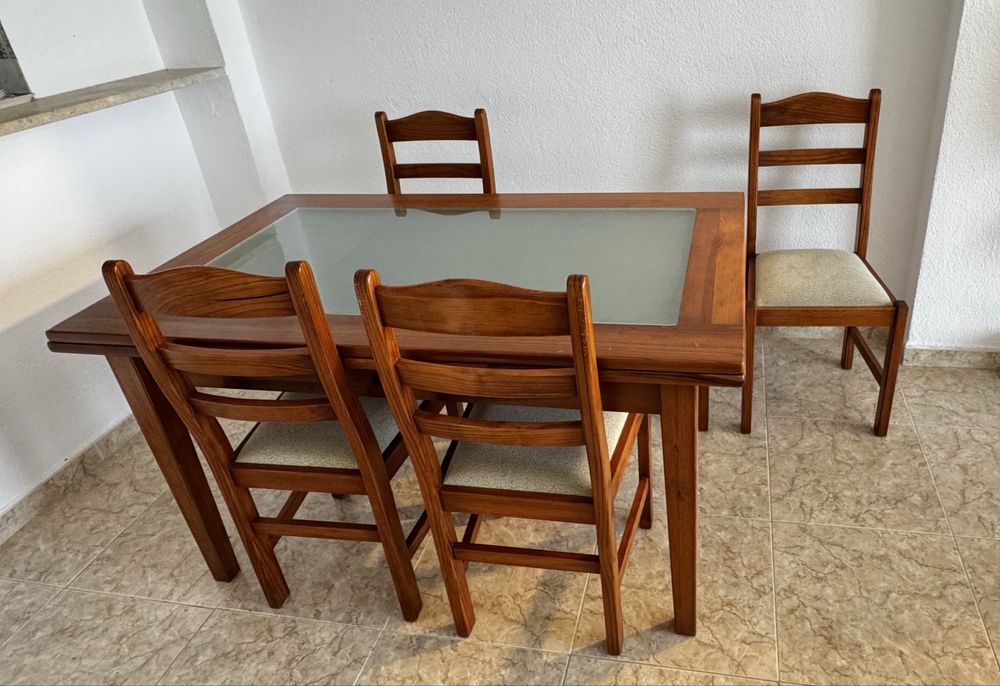 Mesa extensivel de madeira e tampo de vidro e quatro cadeiras