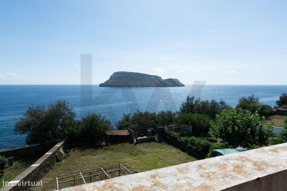 Moradia T6 em Porto Judeu, primeira linha do mar, Terceira