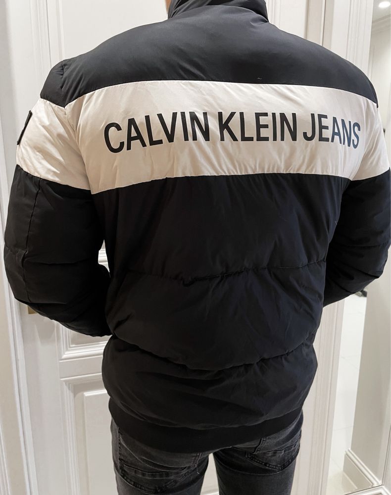 Czarna zimowa kurtka z dużym napisem Calvin Klein rozmiar XXL