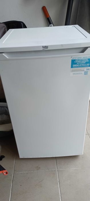 Mała lodówka Beko lekko uszkodzona