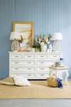 Biała komoda z szufladami w stylu shabby chic do sypialni