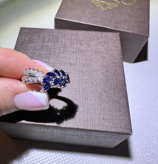 Кольцо с бриллиантами и синими сапфирами