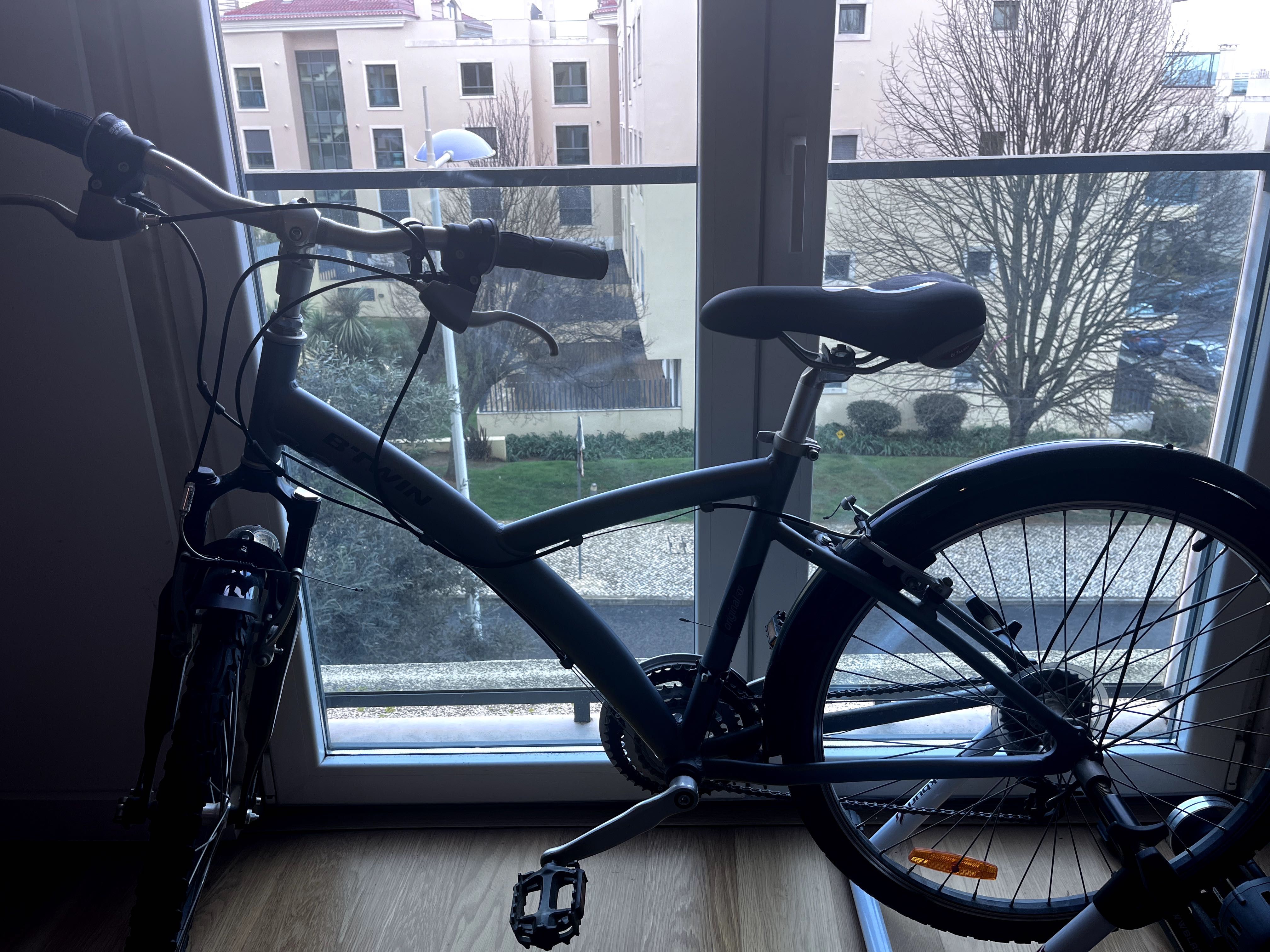 Bicicleta btwin com  rolo de treino BlackBurn