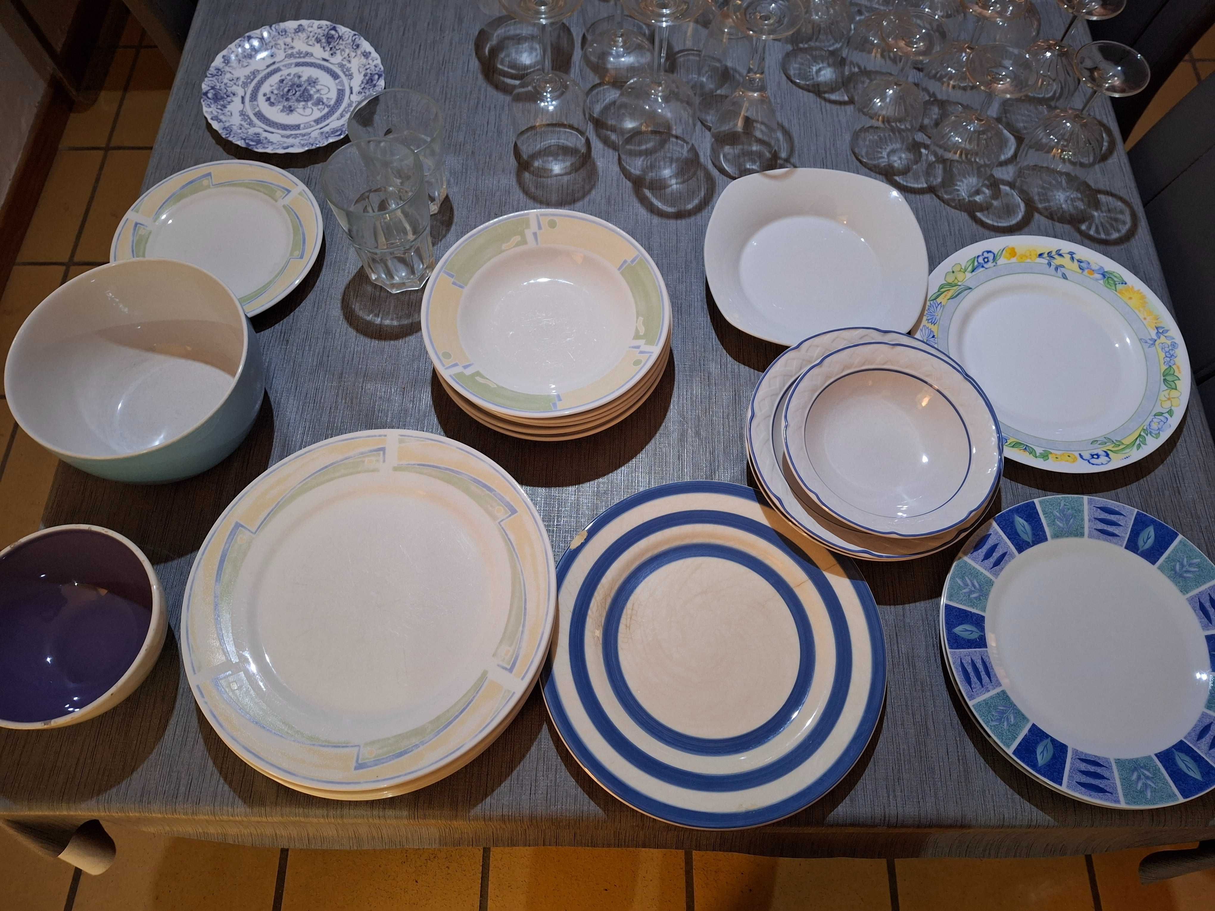 Conjunto de pratos e taças