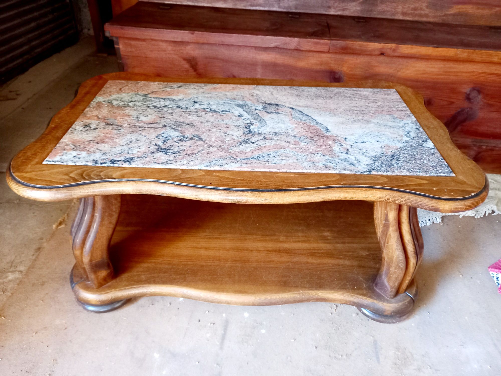 Mesa de centro com tampo de mármore