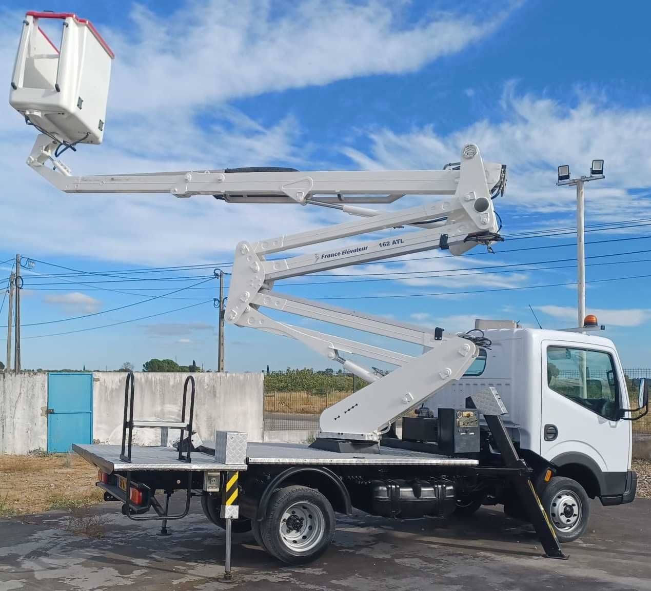 Nissan Cabstar C/Plataforma Elevatória