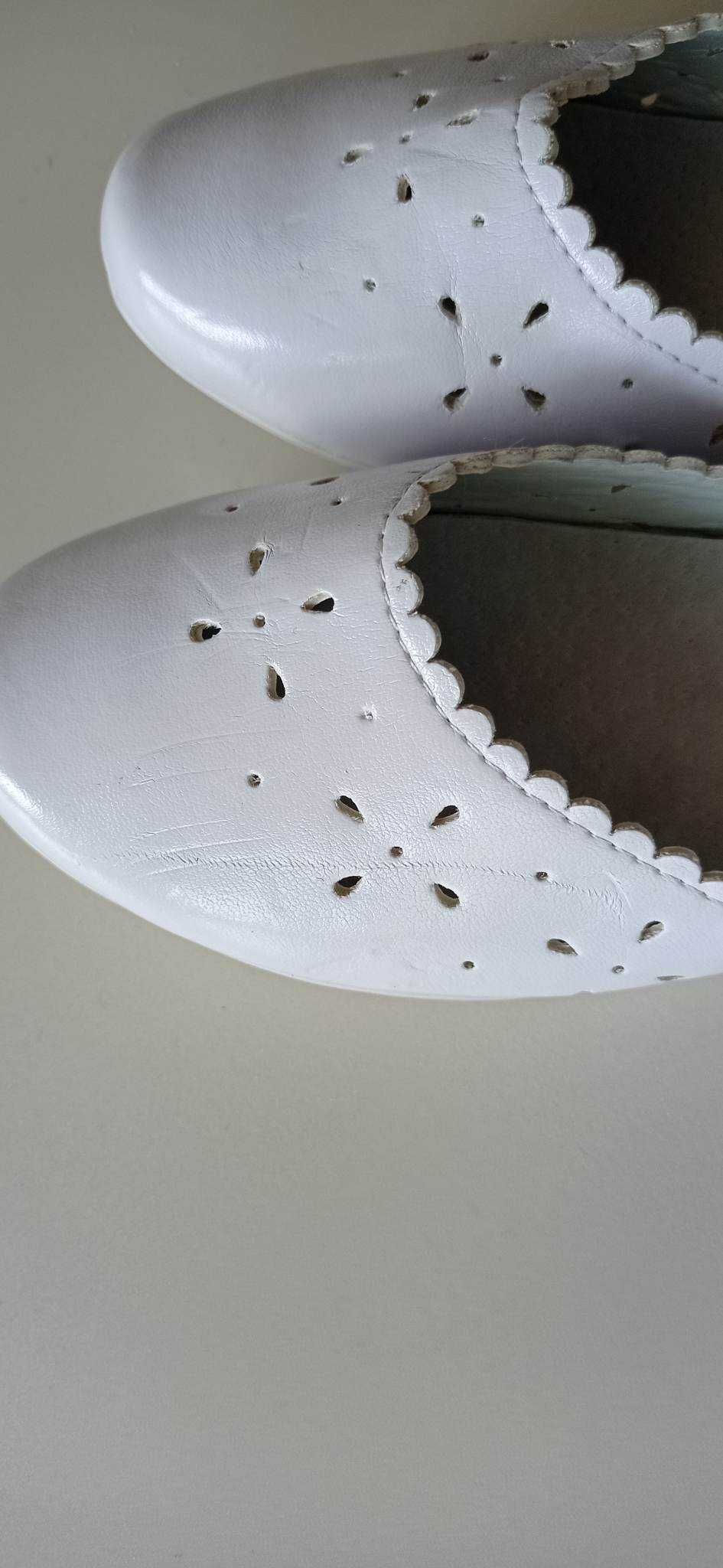 Białe komunijne buty dziewczęce, rozmiar 36