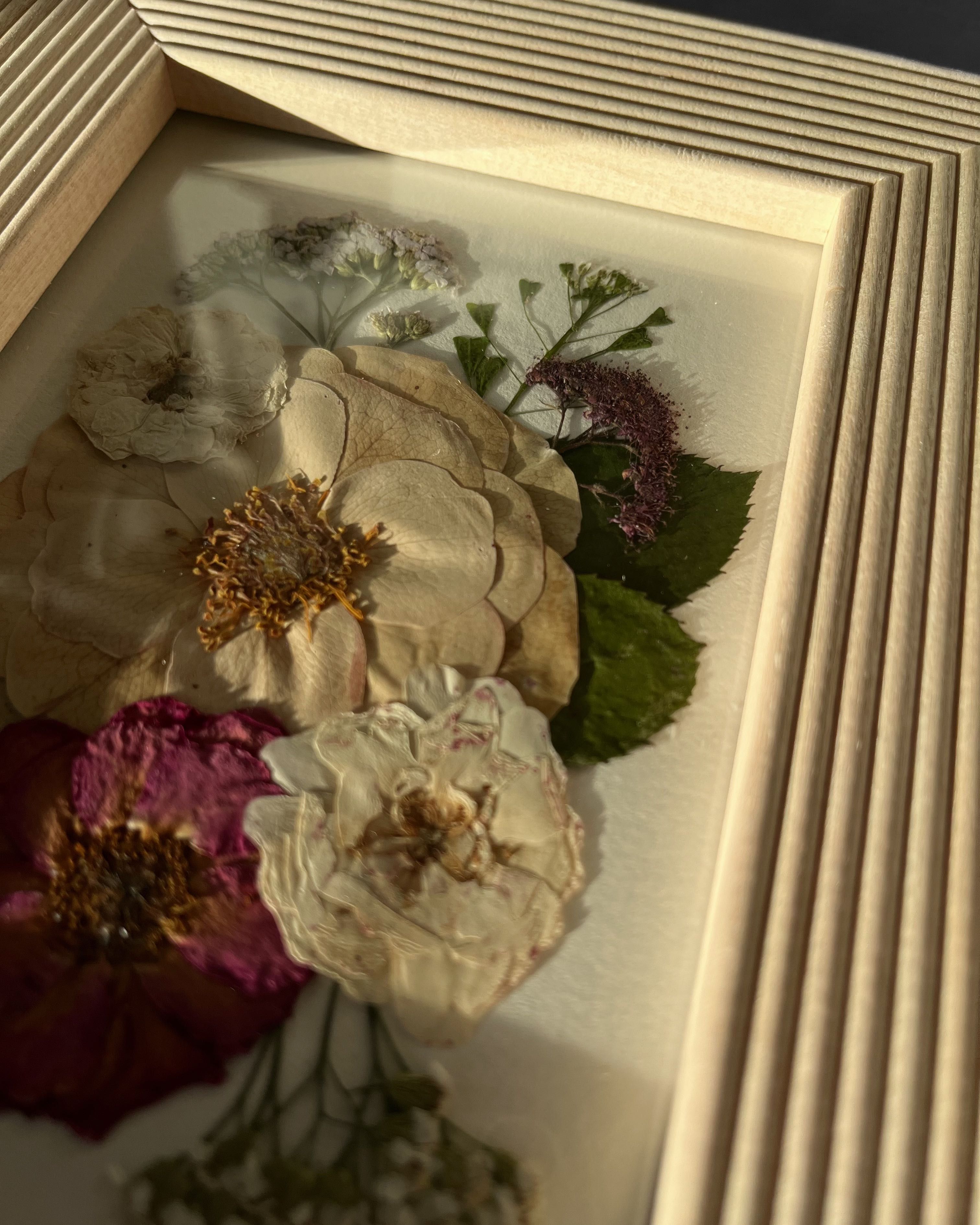 Obraz z suszonych prasowanych kwiatów