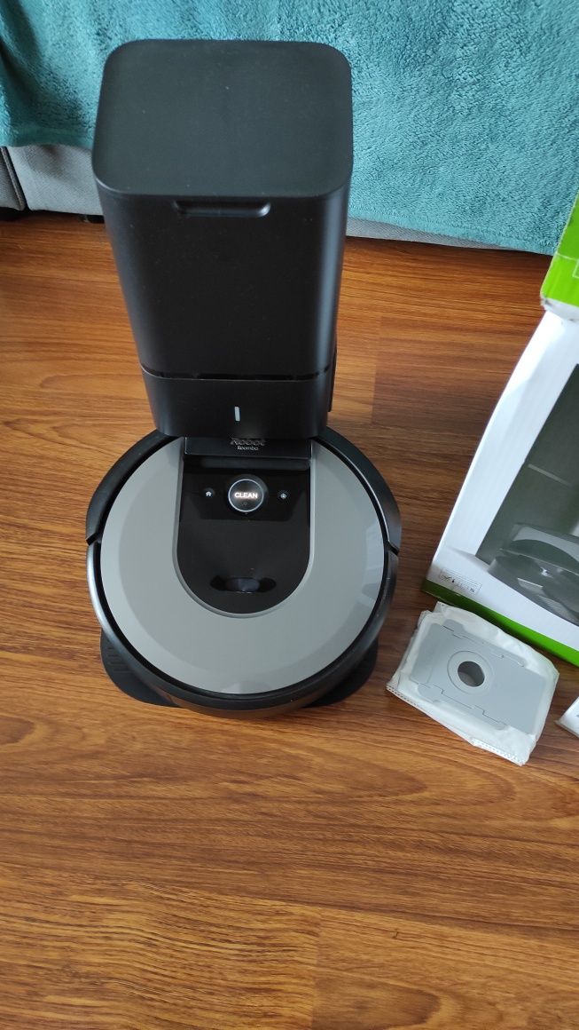 Robot roomba i7 + ze stacją oczyszczającą na gwarancji.