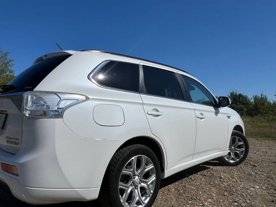 Продам  Mitsubishi Outlander PHEV