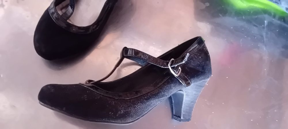 Sapatos pretos com salto de senhora tamanho 35/36