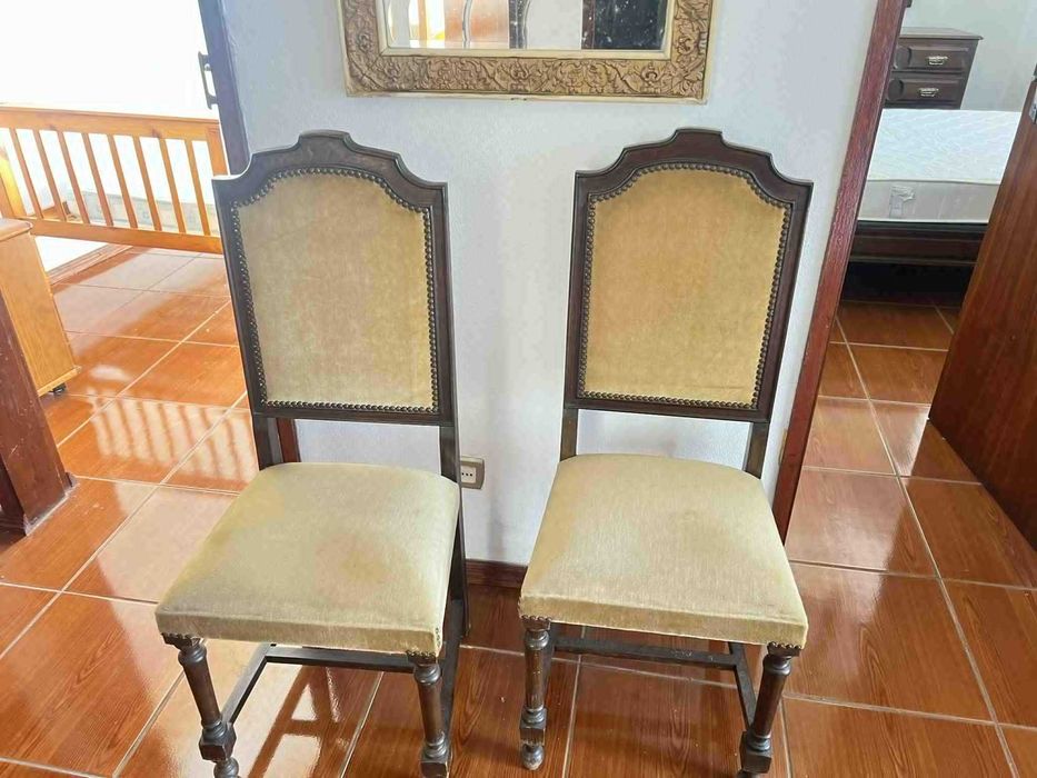 duas cadeiras castanhas estufadas