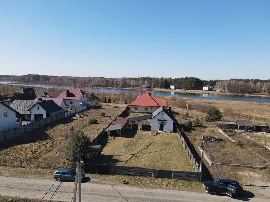 Невеликий будинок із земельною ділянкою