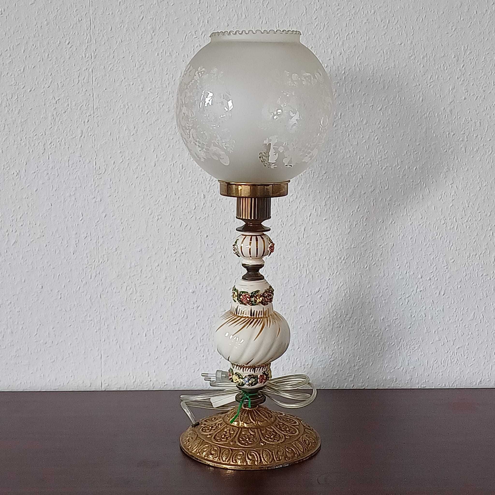 Вінтажна керамічна біла настільна лампа в вікторианському стилі.