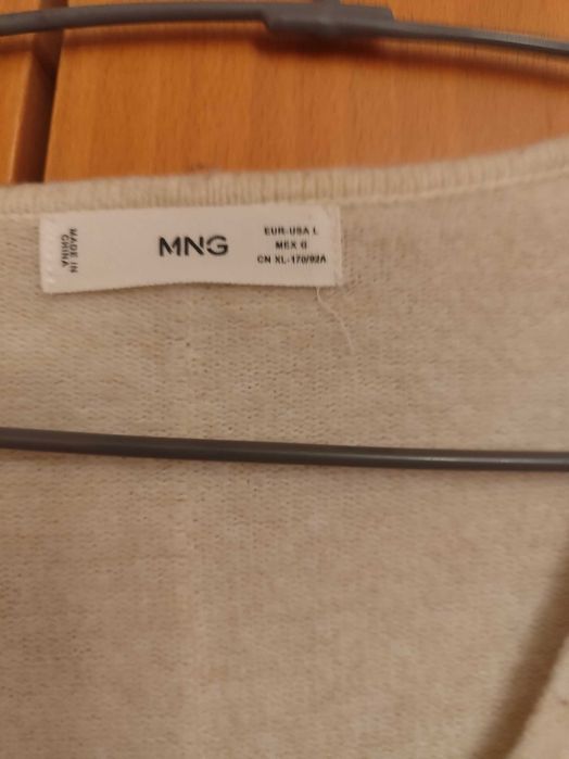 Duas camisolas em lã, beje e castanha, tamanho L oversize