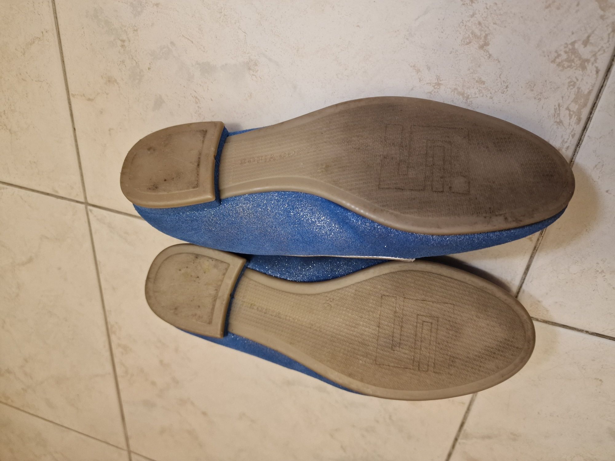Sapatinho azul brilhante